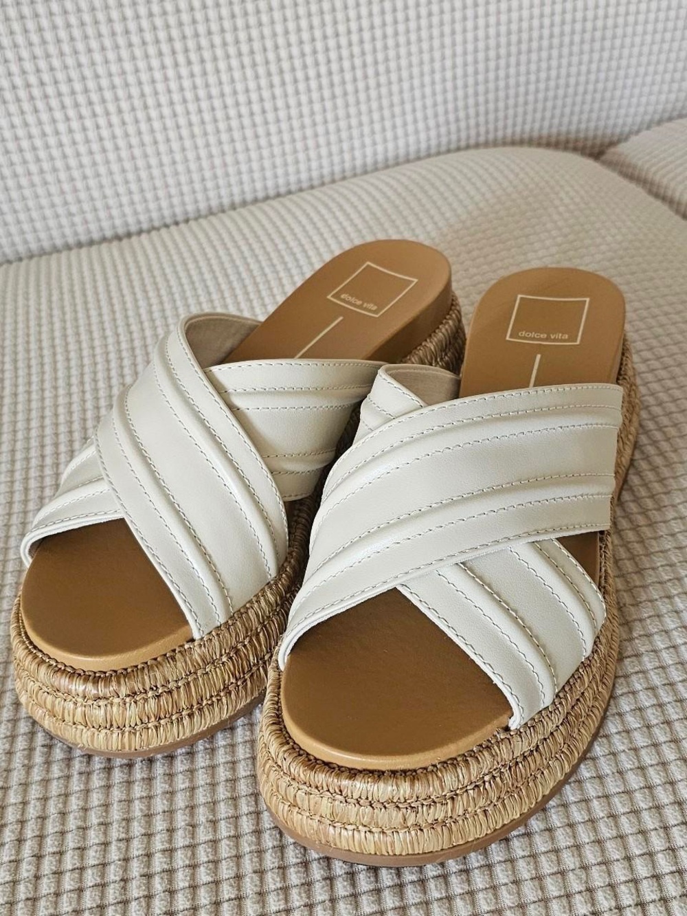 NWOT Dolce Vita Weslee Sandals Ivory